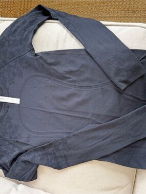 Lululemon long sleeve top black size 4